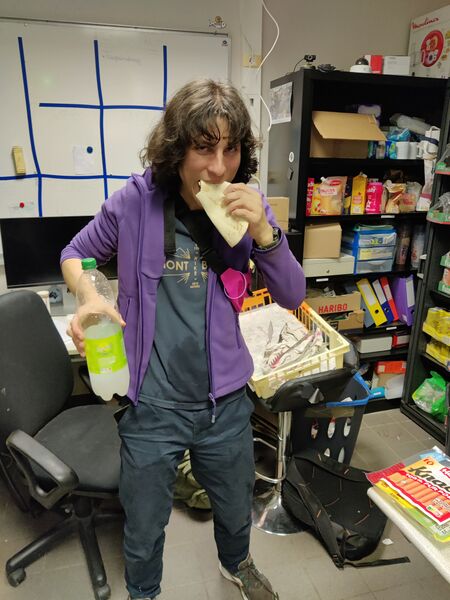 Fichier:Rémi obscure dans le bar.jpg